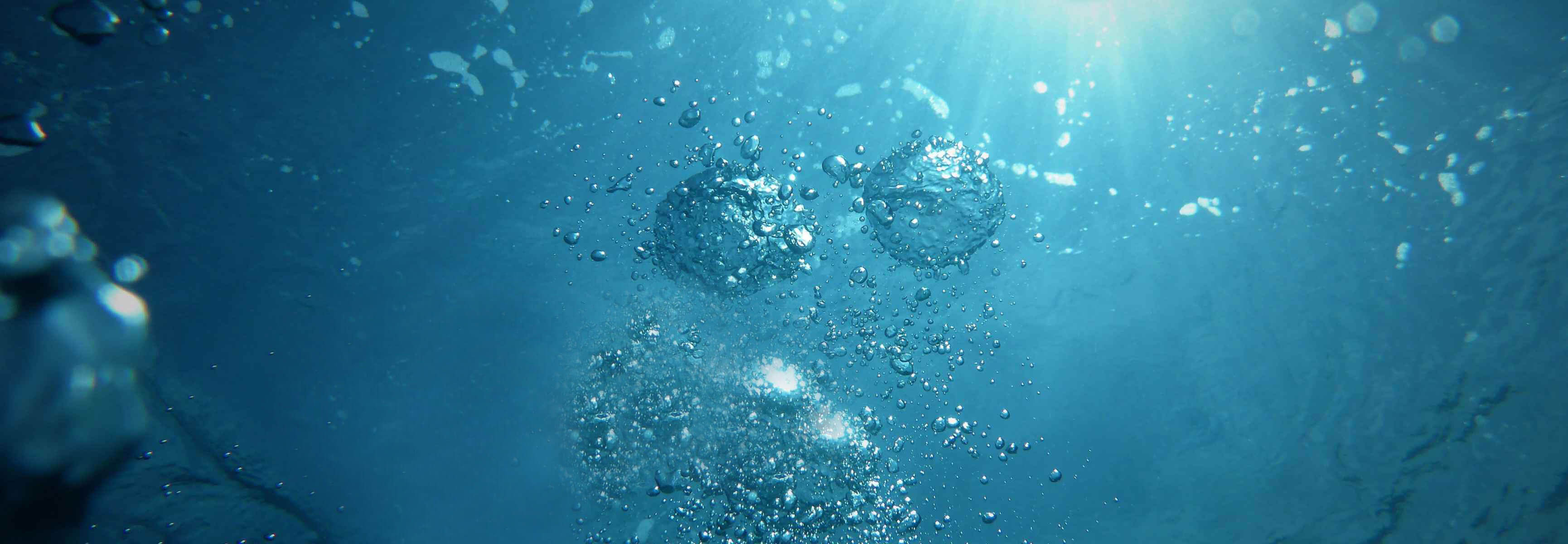 Unterwasserbild mit Luftblasen