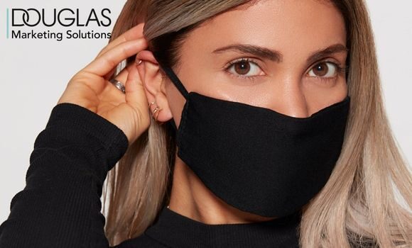 Frau mit Maske
