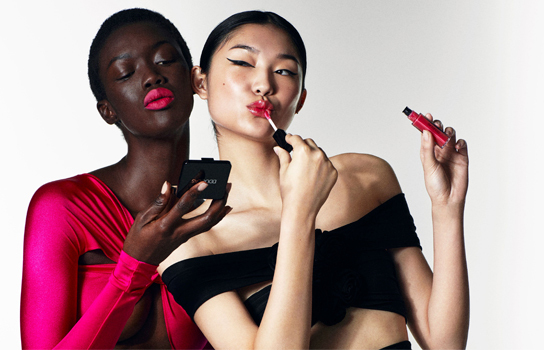 DBT__makeup-beautyvisual-Lisa-Adama-pink-lip-looks-holding-dc-lipgloss-compact-powder-012026-544x350